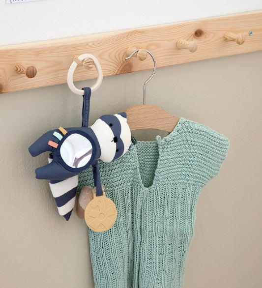 Sebra Activiteitenspeelgoed - De wasbeer Rebel - 18 cm - Blauw - Sebra - OneSize - Activiteitenspeelgoed