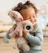 Done by Deer Knuffel - Knuffel vriend - Raffi - 26 cm - Powder - Done by Deer - OneSize - Knuffels