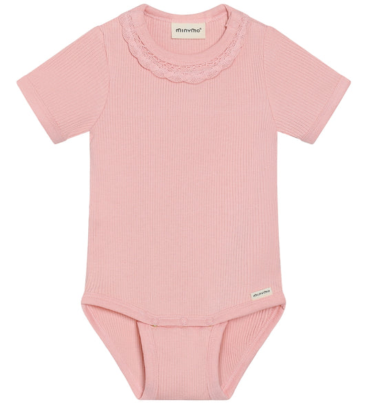 Minymo Romper s/s - Rib - Katoen/Modaal - Rosy Tough m. Blond - Minymo - 68 - Rompers Korte Mouw